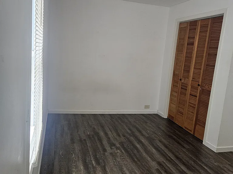 1008 Market St E — Photo 14