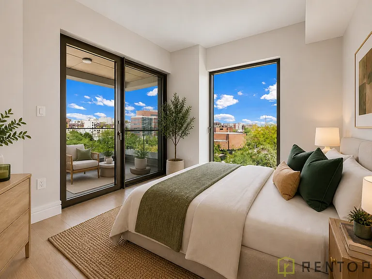 960 Franklin Ave #261 — Photo 6