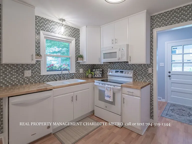 1059 Woodlake Ln — Photo 11