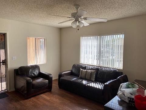 1st image of 927 W 82nd St