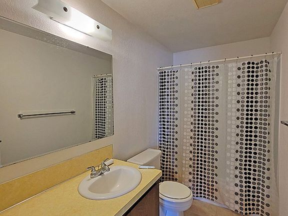5th image of 211 E Bird Ave APT D
