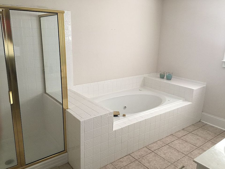 Upstairs Jr. suite bath