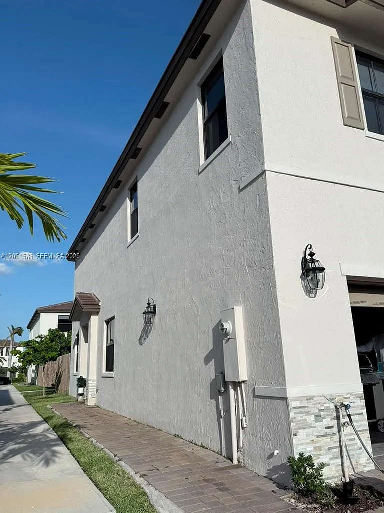 3 bed, 2.5 bath, 1812 sqft, $3,600 — Photo 3