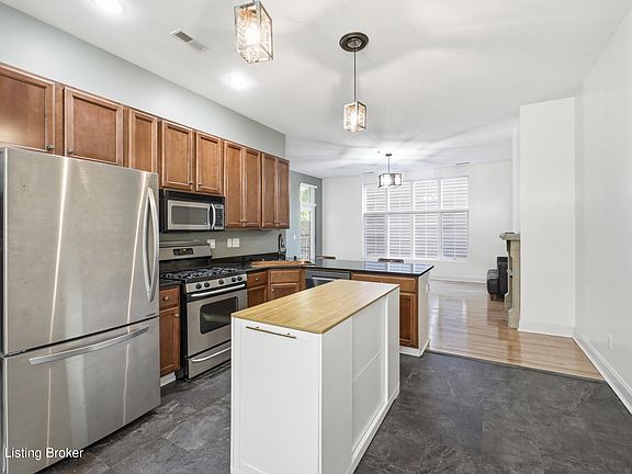 5th image of 2011 Frankfort Ave Unit 206