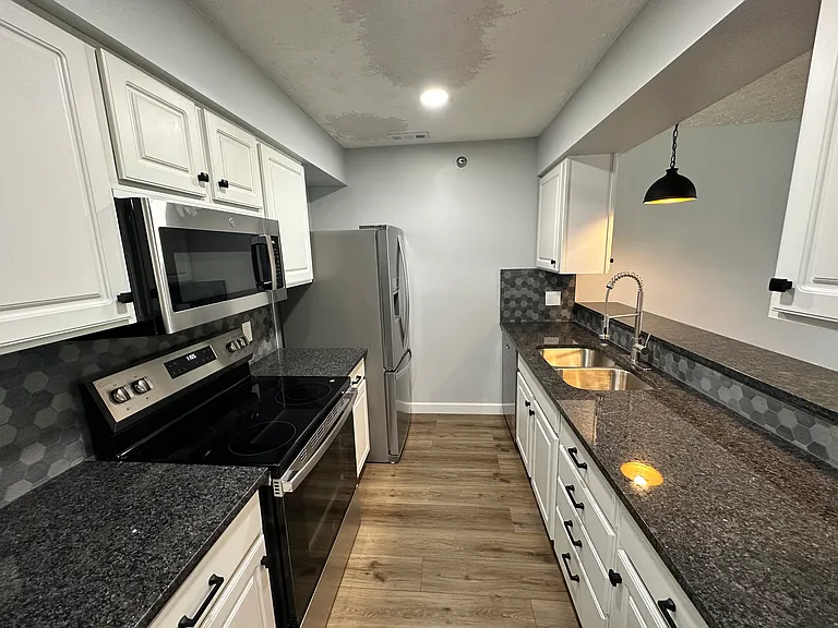 2039 Q St #102 — Photo 5