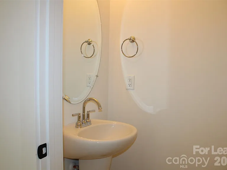 562 W Park Ave #A — Photo 11