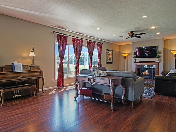 3rd image of 5916 Vrana Dr