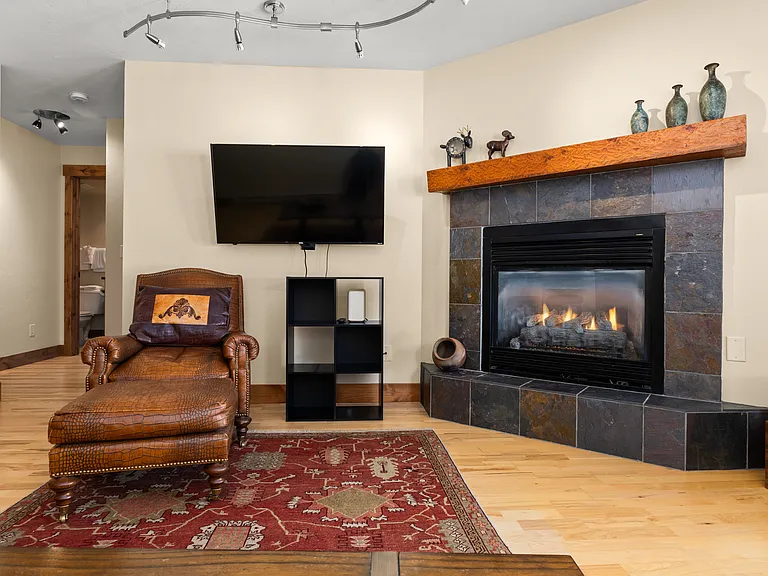 Living Room | Fireplace