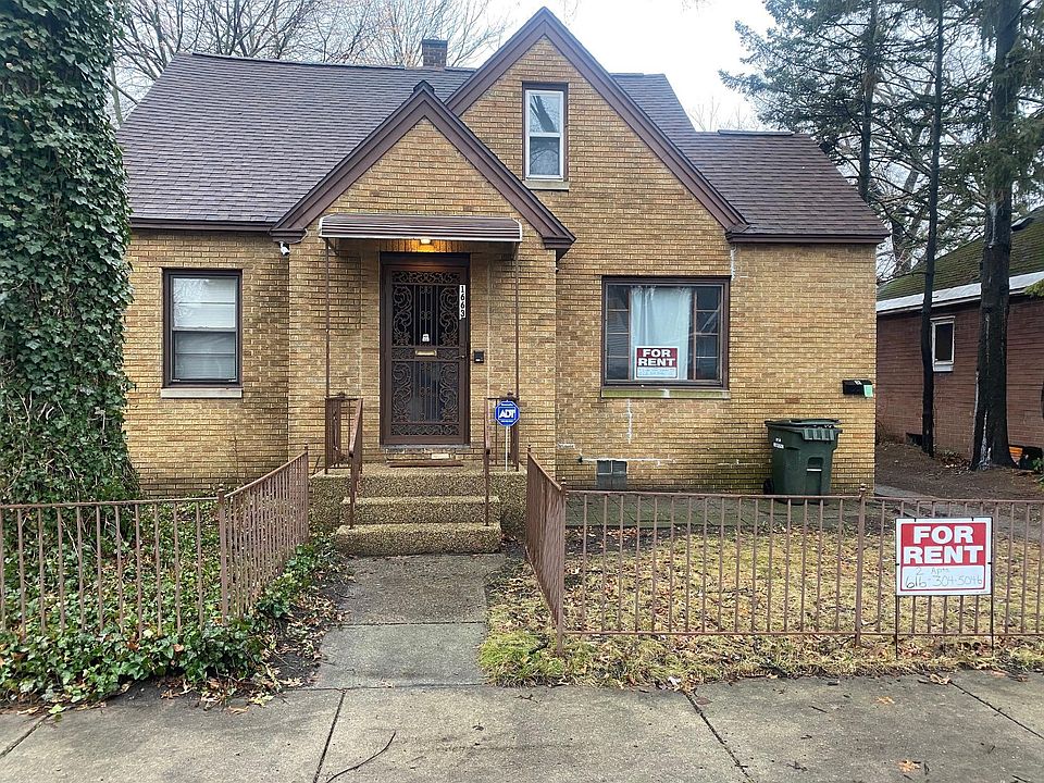 1663 5th St. front yard