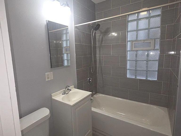 1332 W Barry Ave #2 — Photo 11