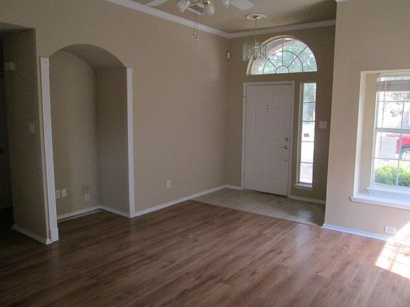 3rd image of 629 Silverbrook Dr