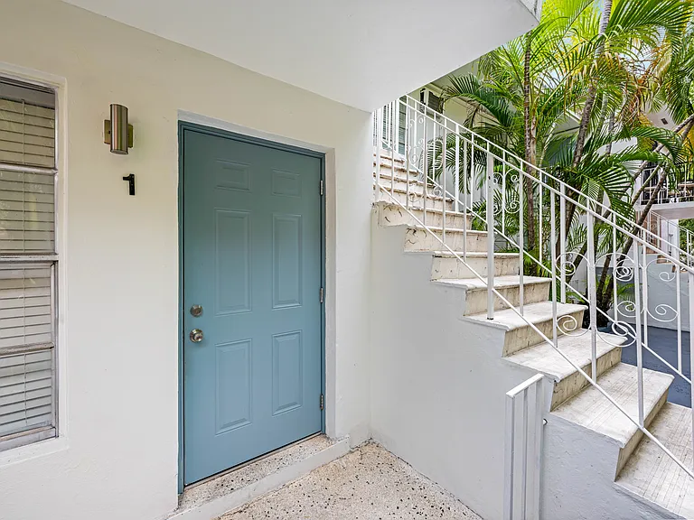 858 SW 2nd St #1 — Photo 3