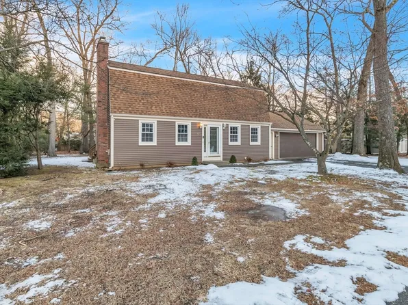 108 Oak Ln, Feeding Hills, MA 01030