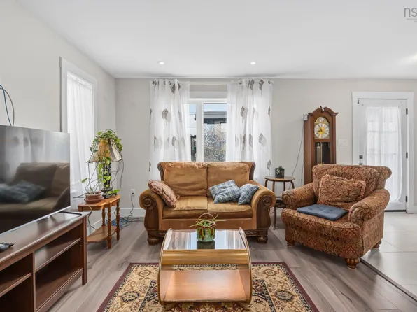 185 Titanium Cres, Halifax, NS B3P 0J3