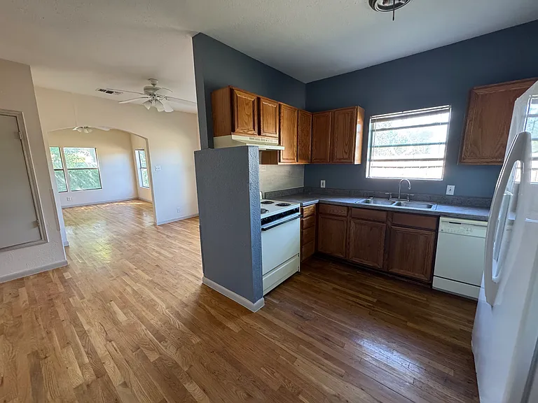709 E Elmira St — Photo 4