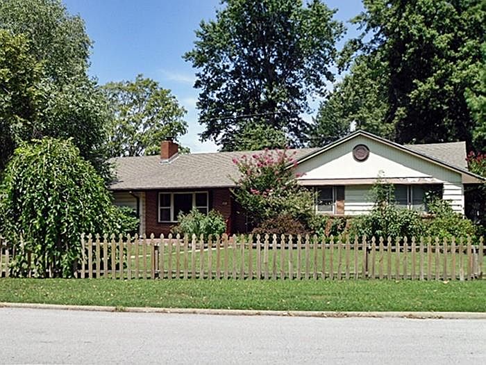 1st image of 901 Twin Lakes Dr