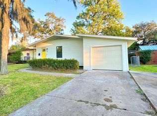 54 Blue Bonnet Ct, Lake Jackson, TX 77566