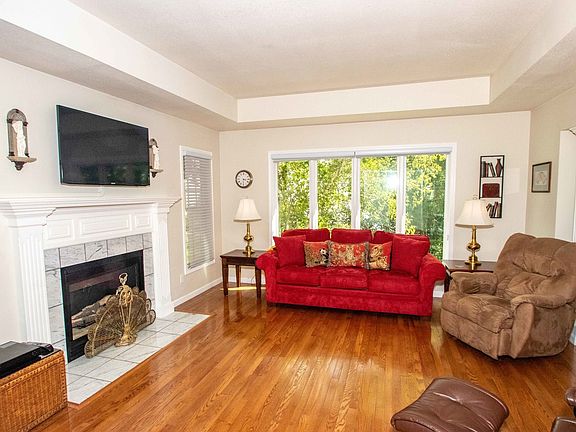 2nd image of 422 Bayside Dr