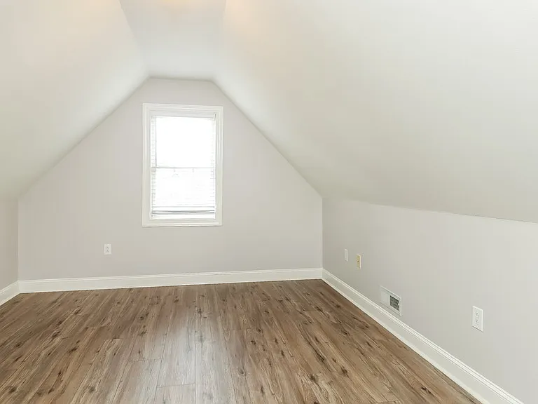 1052 Enderbury Dr — Photo 12