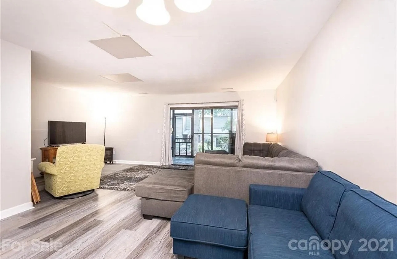 4340 N Center St — Photo 3