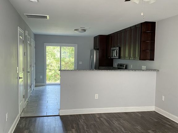 5th image of 433 Balfour Dr
