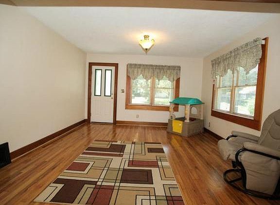 3rd image of 5425 Lamar Ave