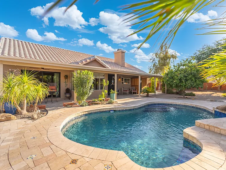 372 W Amoroso Dr — Photo 80