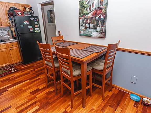 4th image of 8176 Cloverdale Ln
