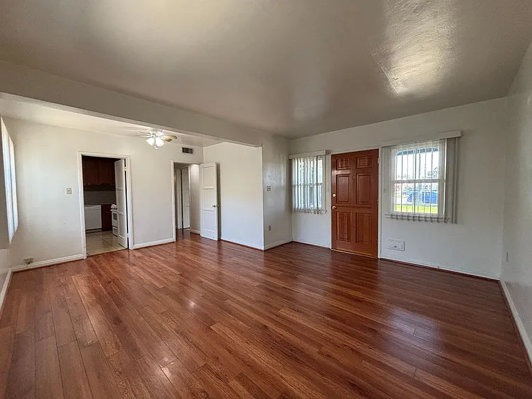 625-633 1/2 W Glenoaks Blvd — Photo 4