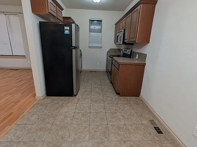 1812 Alameda St — Photo 5