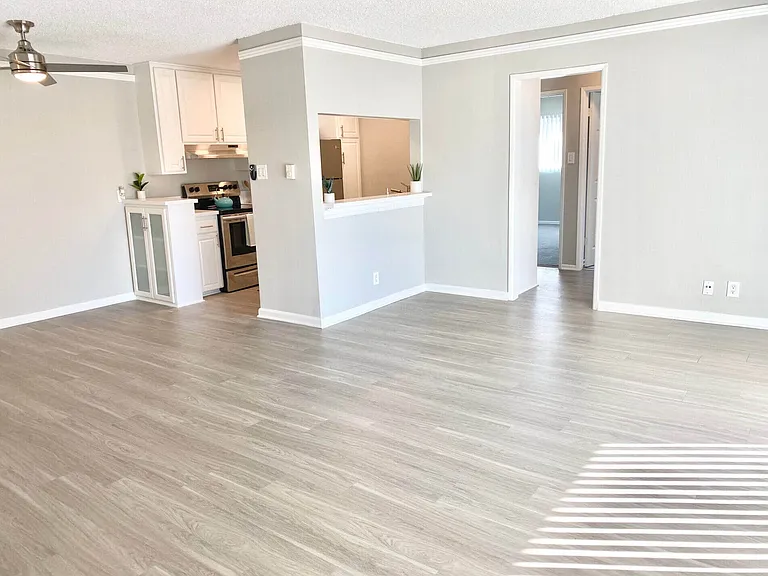 The Flats on Addison — Photo 15