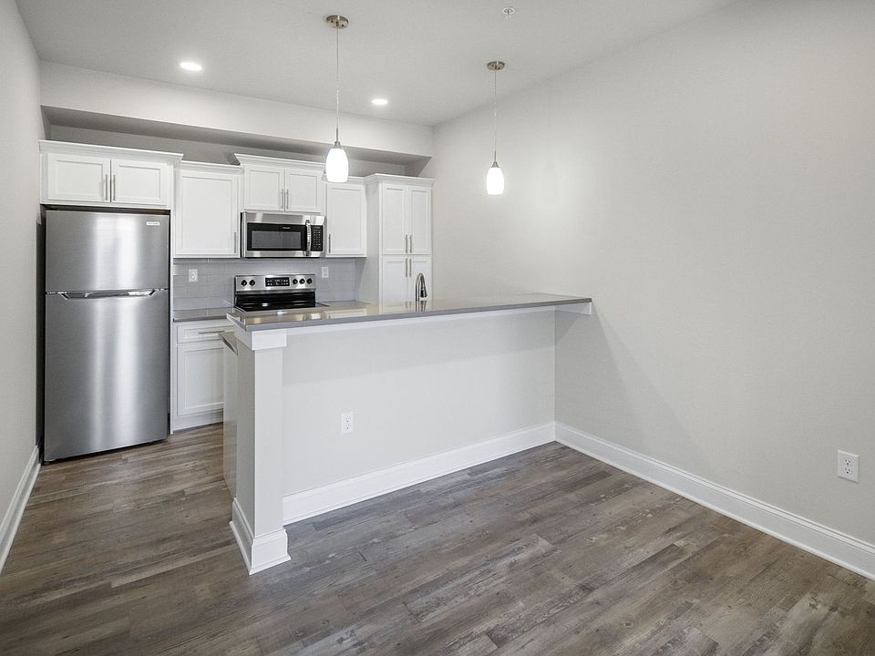 1st image of 721 Burdeck St #15