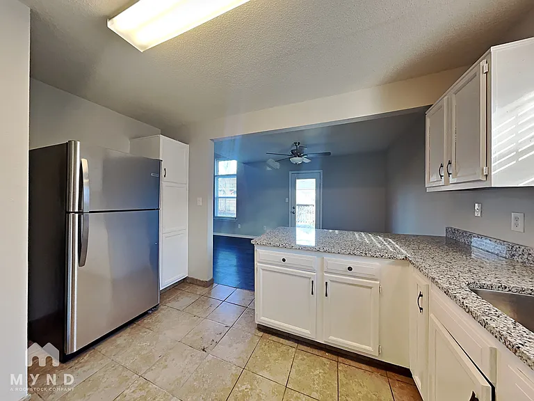 1698 Prairieview Ln — Photo 7