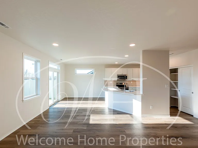 643 Ava St — Photo 14