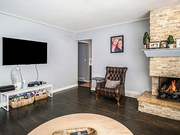 4th image of 1381 Meadowlane Dr SE