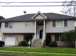 1784 W Seamans Neck Rd, Seaford, NY 11783