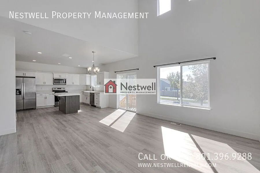 Charming Home in Windsor at Waters Edge — Photo 4