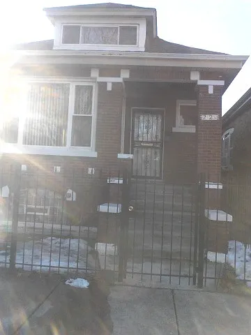 7020 S Oakley Ave photo 1