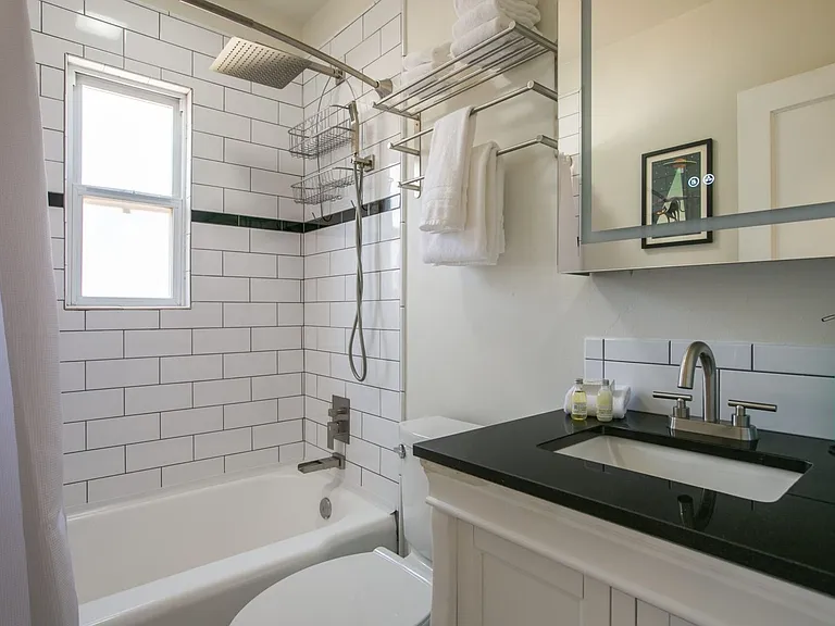311 Richmond Dr SE — Photo 16