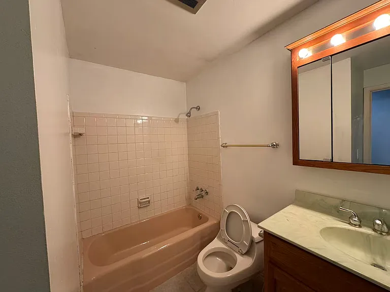 5949 Hollyhill Ct — Photo 11