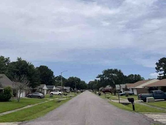 Exterior Neighborhood (street photo)