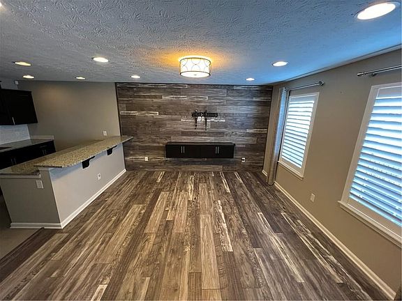 3rd image of 9440 Park Meridian Dr