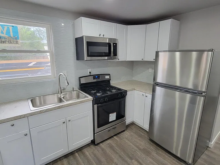 2417 E 13th St #3 — Photo 4
