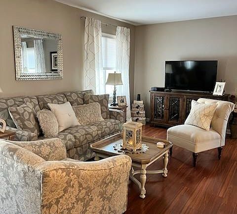 Beautiful, bright living room