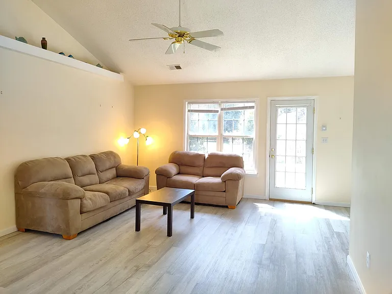 530 Lake Park Dr — Photo 2