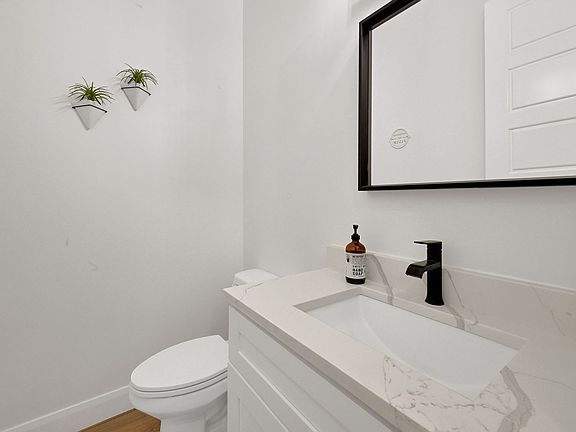 3rd image of 3565 N Lakeview Ct