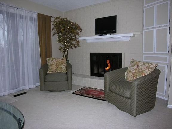 3rd image of 2571 Chatham Woods Dr SE