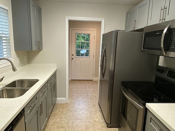 5th image of 3238C Redwood Ln