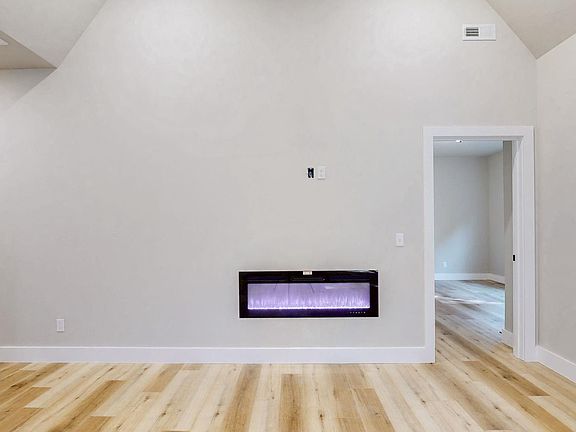 5th image of 1822 Doran Rd S