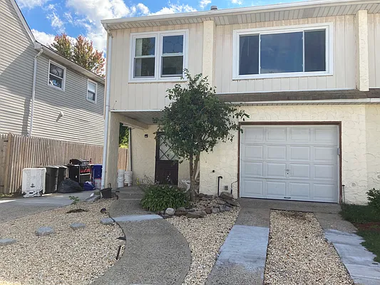 Rented by E House Realty & Management Inc. | media 1